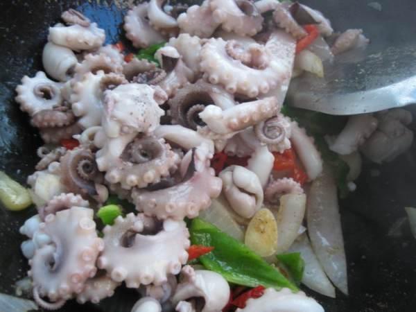 网红八爪鱼吃瓜爆料是真的吗,真相揭秘