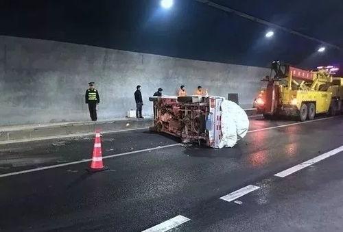 翻车视频,惊险瞬间！翻车视频揭示事故真相