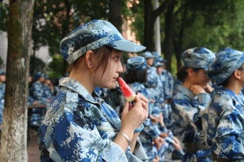 今日吃瓜女生军训,青春记忆里的酸甜苦辣