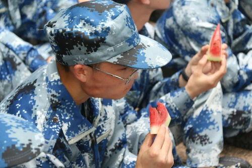 今日吃瓜女生军训,青春记忆里的酸甜苦辣