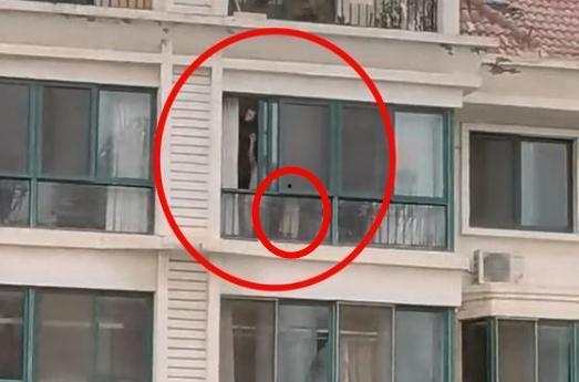 吃瓜爆料女生卡栏杆,吃瓜群众揭秘女生遭遇的尴尬瞬间