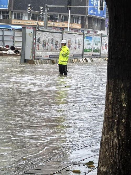 特大暴雨视频,特大暴雨现场惊心动魄