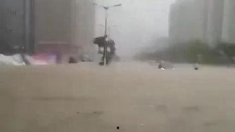 特大暴雨视频,特大暴雨现场惊心动魄