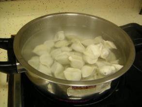 怎样包饺子视频慢动作,一招掌握传统美味